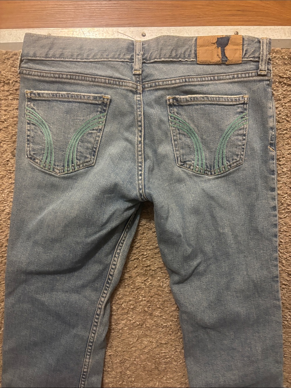 Hollister Women's 7 Mid Wash Cropped Jeans Green Embroidered Design Back Pocket - Picture 7 of 9